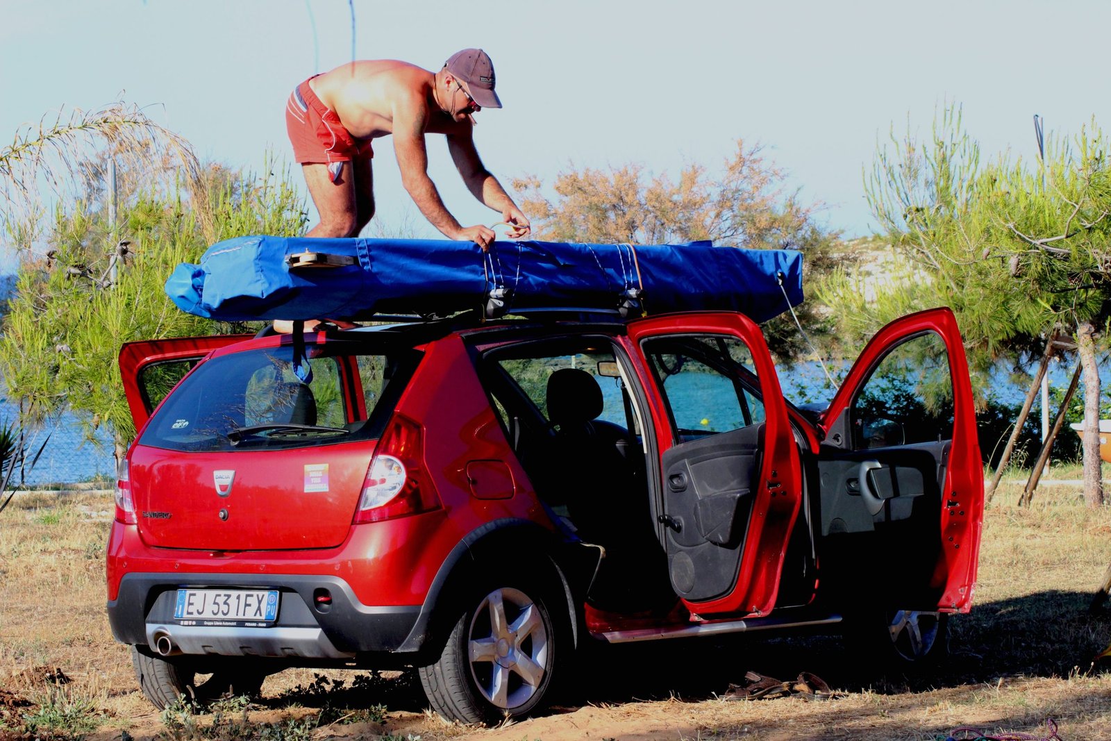 Il marinaio Nico carica la sua amata barca pieghevole P8 sul portapacchi della sua auto a Vieste